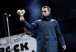 Liam Gallagher: un fan pela una patata al suo concerto 
