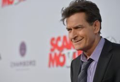 Charlie Sheen accusato di aver stuprato Corey Haim, nel 1986.