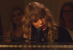 Taylor Swift canta il nuovo brano "New Year's Day": ecco il video della secret session 