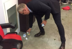 L’allenatore della Svezia ripulisce lo spogliatoio dopo la partita con l'Italia e le foto fanno il giro del mondo