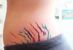Ricoprire le smagliature con i glitter: l’idea  che sta spopolando sul web
