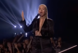 Christina Aguilera, spettacolare tributo a  Whitney Houston agli American Music Awards. Il video