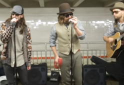 I Maroon 5 artisti di strada per un giorno nella metro di New York. Guarda il video
