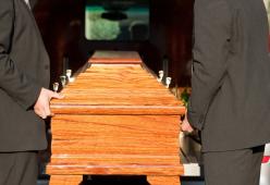 Funerale interrotto perché un'auto è senza assicurazione