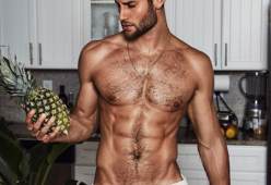 Ecco lo chef più bello del mondo... E cucina nudo!
