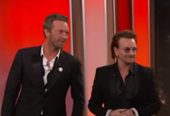 Bono e Chris Martin cantano assieme "One For My Baby"