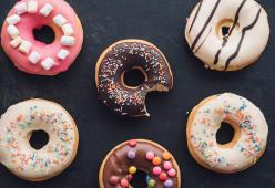 Ecco perché, quando siamo tristi, mangiamo dolci