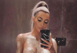 Kim Kardashian: selfie completamente nuda allo specchio