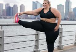 Una modella plus size insultata sui social: ecco come la difende un noto brand 