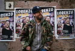 Jovanotti: esce "Oh, Vita!" e apre il Jova Pop Shop. Ecco il video del suo live improvvisato a Milano