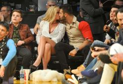 Britney Spears baci focosi con il personal trainer 23enne durante l'incontro di NBA