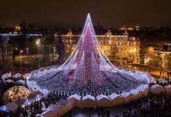 A Vilnius c'è l’albero di Natale più luminoso del mondo