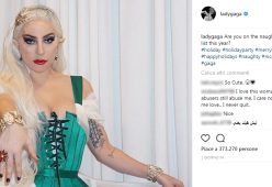 Lady Gaga si trasforma in un malvagio (e sensuale) elfo natalizio
