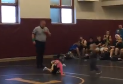 Ha solo 2 anni, ma si precipita a “salvare” la sorellina durante un incontro di wrestling: il video