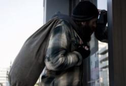 Clochard trova 300mila euro all’aeroporto di Parigi e scompare