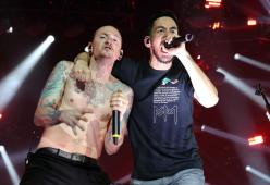 Linkin Park, Mike Shinoda risponde ai fan: "Non ci esibiremo con l’ologramma di Chester sul palco"