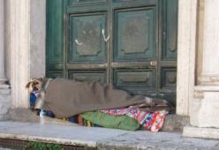 Divieto di dare la colazione ai senzatetto, proteste a Como