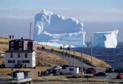 Un gigantesco iceberg in transito davanti alle coste del Canada