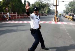 [Video] Il poliziotto che dirige il traffico ballando il Moonwalk
