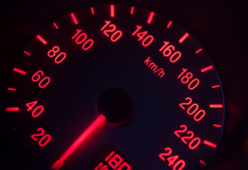 Perché il tachimetro segna fino a 260 km/h se l’auto non può andare così veloce?