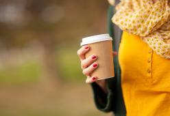 Tassa sul caffè 15 volte più alta di quella dei sacchetti bio. Succede in Gran Bretagna