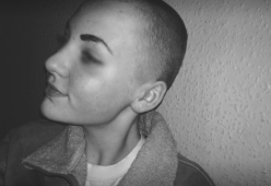 14enne dona i suoi capelli ai bambini col cancro, ma la scuola la punisce