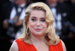 Catherine Deneuve sulle molestie sessuali: “Provarci è un diritto dell’uomo, stop alla caccia alle streghe”