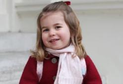 Primo giorno d'asilo per la piccola Charlotte d’Inghilterra