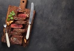 Un ristorante inglese serve cibo su vassoi di legno: multa pari a 56mila euro 