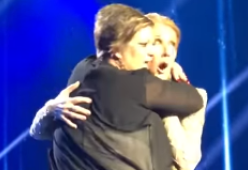 Céline Dion: una fan ubriaca sale sul palco e si struscia su di lei