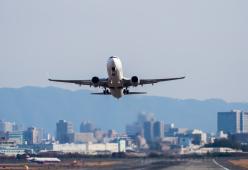 Imbratta i bagni dell’aereo con le sue feci: atterraggio d’emergenza