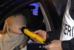 Modena: ubriaca al volante, fugge scalza dopo aver ingoiato il responso dell’etilometro