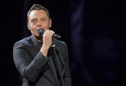 "Sei gay, non cantare canzoni etero": l'articolo su Tiziano Ferro fa discutere