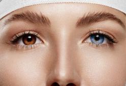 Cambiare colore degli occhi da marroni a blu: intervento laser per farlo in 20 secondi