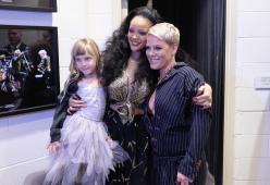 P!nk realizza il sogno della figlia: la piccola Willow incontra Rihanna, il suo idolo 