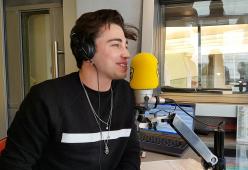 Riki canta "Latin Lover" di Cesare Cremonini a 105 Take Away