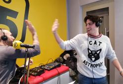 Lo studio di 105 Take Away si riempie d'amore con Riki e la sua versione di "L-O-V-E"