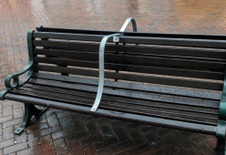 Panchine dotate di sbarre: Bournemouth adotta misure anti-clochard disumane