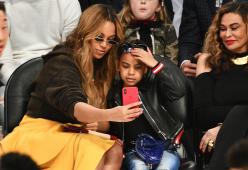 La figlia di Beyoncé ruba la scena a colpi di selfie durante l'incontro NBA
