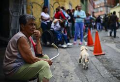 Venezuela: anziano muore dopo due giorni di fila per ritirare la pensione