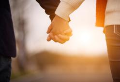 Tenersi per mano riduce la sensazione di dolore. Una ricerca spiega perché 