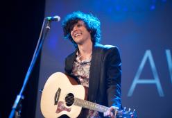 Ermal Meta, fuori oggi il cofanetto “Non abbiamo armi – Il concerto”