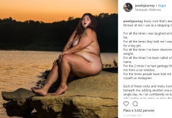 Una ragazza curvy posa nuda e afferma: «Non ho mai amato nessuno come amo me stessa»