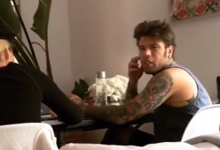Lezioni di inglese per Fedez, ma Chiara e gli amici lo prendono in giro