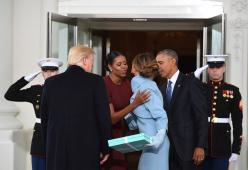 Vi sveliamo cos'era il regalo di Melania a Michelle il giorno dell'insediamento alla Casa Bianca