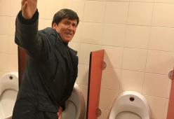 Gianni Morandi fotografato alla toilette: prima si arrabbia, poi se la ride e posta la foto