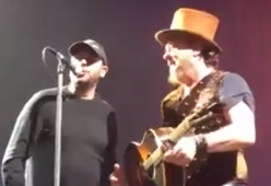 Checco Zalone irrompe sul palco di Zucchero e canta "Angela"