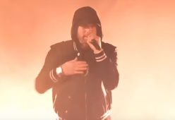 Eminem attacca le lobby delle armi negli U.S.A: "Amano le loro pistole più dei nostri figli"