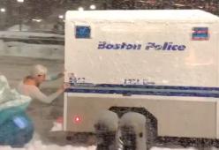 L'esilarante video dell'uomo vestito da Elsa di Frozen che spinge un furgone della polizia 