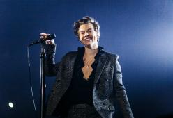 Harry Styles bisessuale? La sua nuova canzone sembra confermarlo